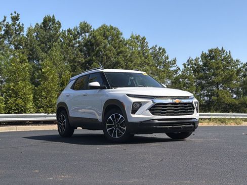 Used 2025 Chevrolet TrailBlazer LT FWD image 2