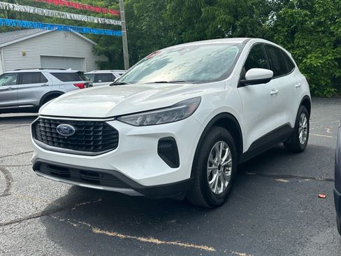 Used 2023 Ford Escape Active w/ Tech Pack #2 AWD/4WD image 3