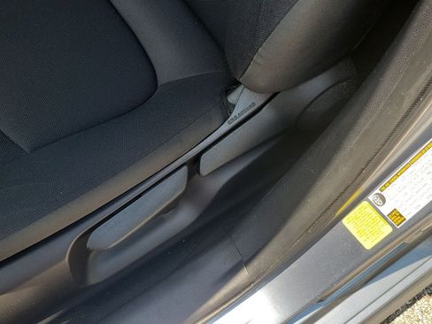 Used 2022 Toyota Corolla LE FWD image 17