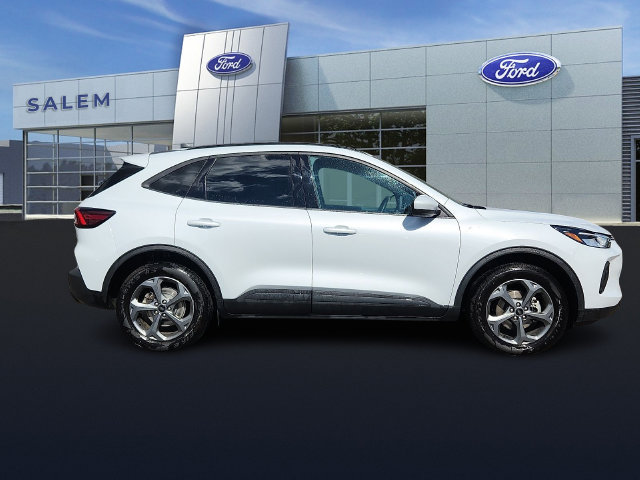 Certified 2025 Ford Escape ST-Line Select AWD/4WD image 2
