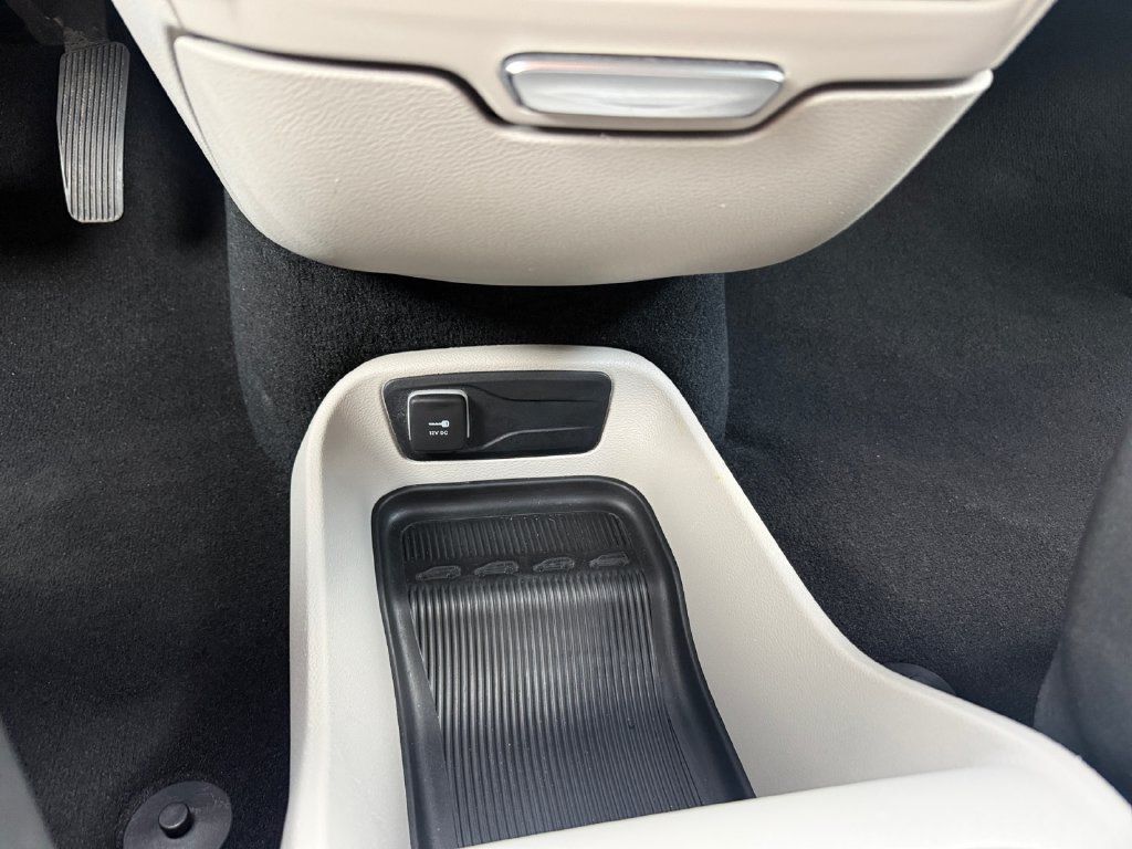 Used 2023 Chrysler Voyager LX FWD image 26
