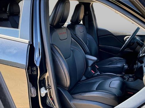 Used 2023 Jeep Cherokee Trailhawk w/ Premium Leather Package AWD/4WD image 9