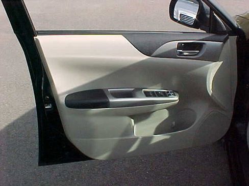 Used 2010 Subaru Impreza 2.5i Premium image 18