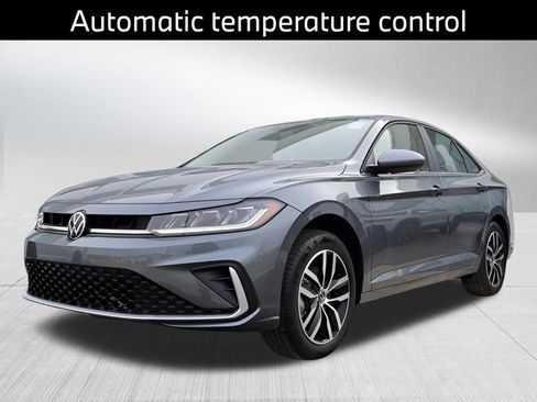 Certified 2025 Volkswagen Jetta SE image 5