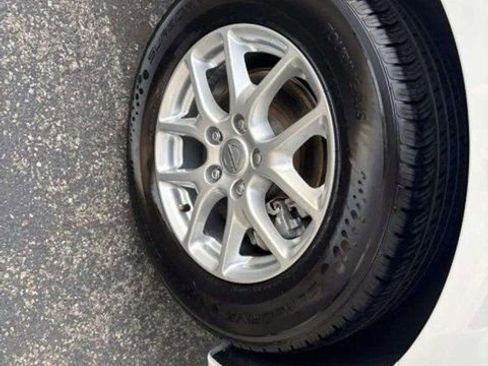 Used 2022 Chrysler Voyager LX image 13