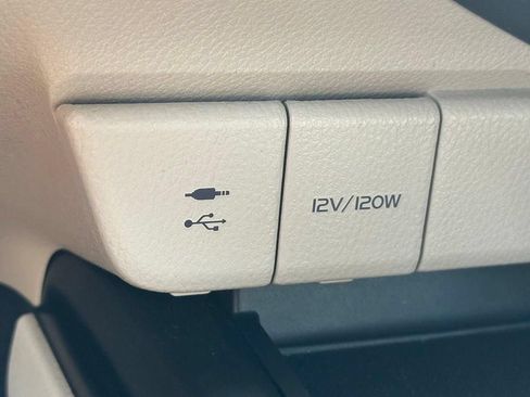 Used 2018 Toyota Camry LE FWD image 13