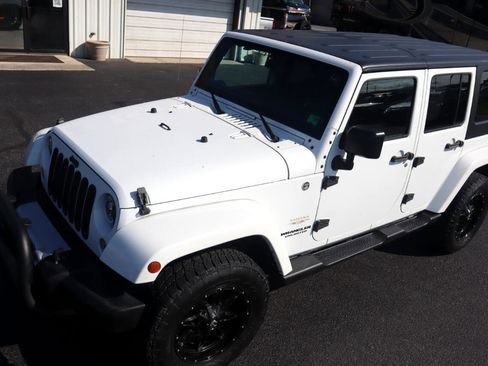 Used 2015 Jeep Wrangler Unlimited Sahara w/ Connectivity Group image 12