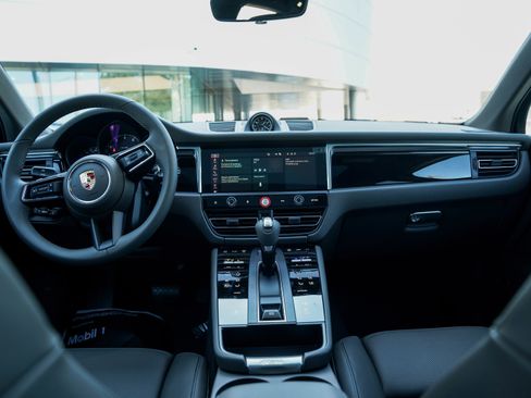 Certified 2025 Porsche Macan image 23