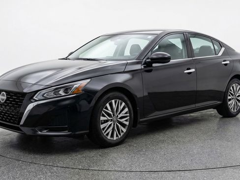 Used 2025 Nissan Altima 2.5 SV image 3