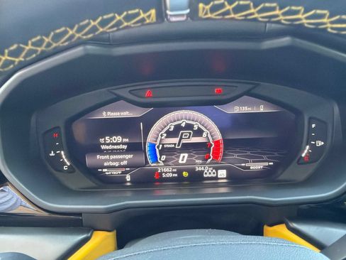 Used 2021 Lamborghini Urus AWD/4WD image 2