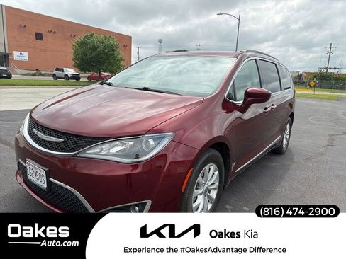 Used 2017 Chrysler Pacifica Touring-L FWD image 1