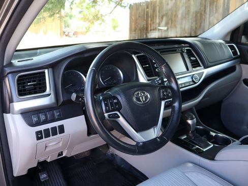 Used 2018 Toyota Highlander Plus AWD/4WD image 15