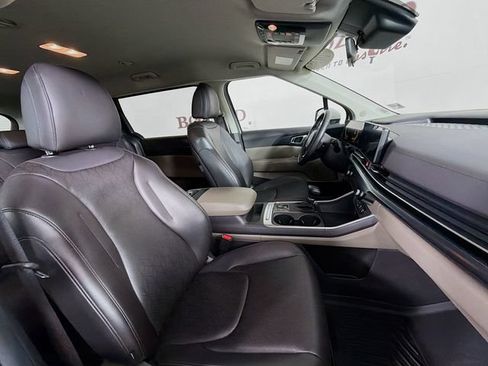 Used 2025 Kia Carnival FWD image 36