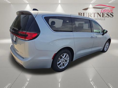 Used 2024 Chrysler Pacifica Touring-L FWD image 18