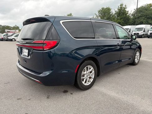 Used 2023 Chrysler Pacifica Touring-L FWD image 7