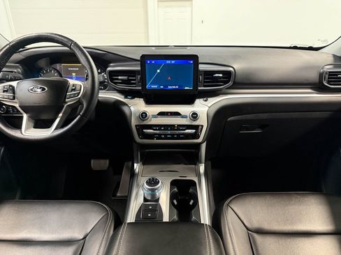 Used 2023 Ford Explorer XLT w/ Equipment Group 202A AWD/4WD image 18