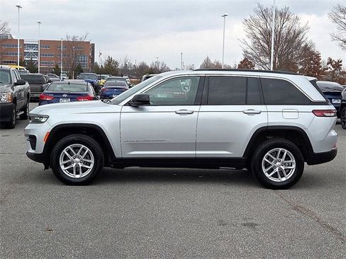 Used 2024 Jeep Grand Cherokee Laredo X image 2