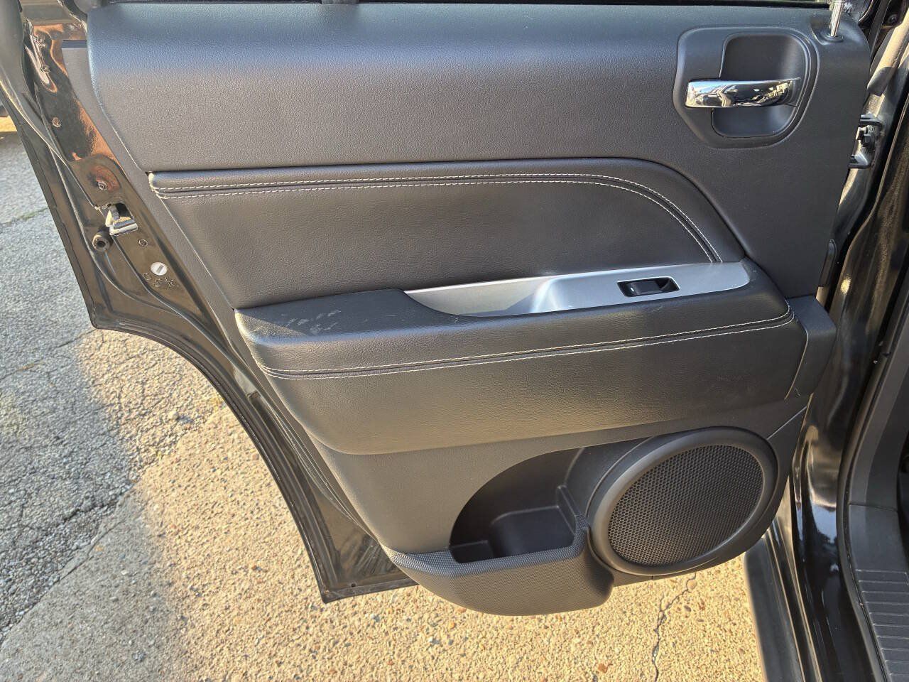 Used 2014 Jeep Compass Latitude w/ Sun/Sound Group FWD image 18