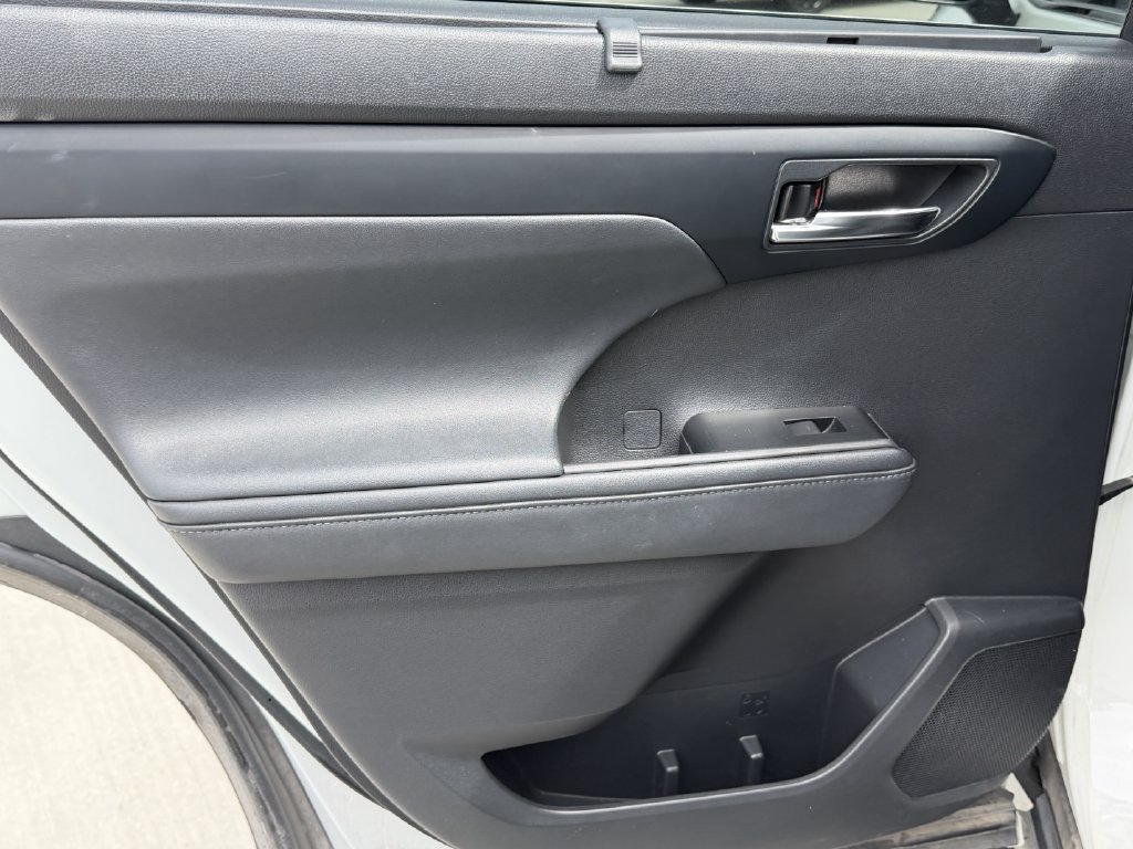 Used 2020 Toyota Highlander XLE FWD image 23