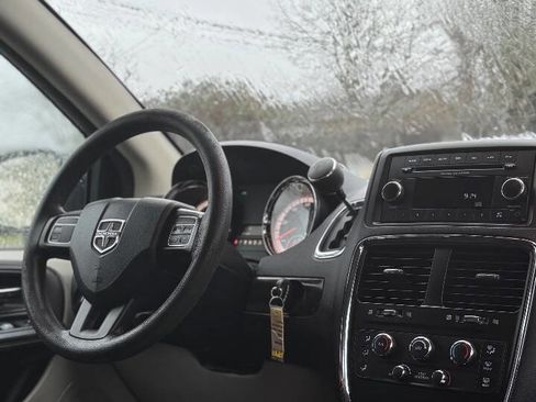 Used 2017 Dodge Grand Caravan SE w/ Power Window Group image 3