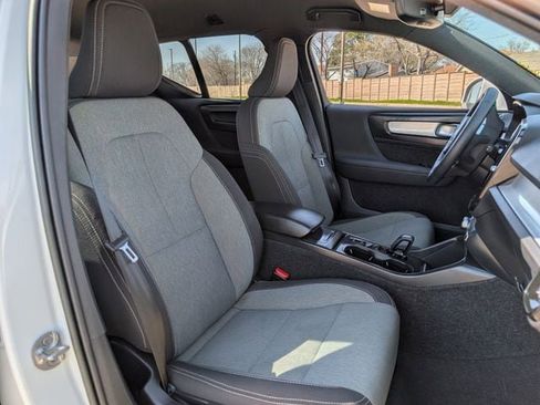 Used 2023 Volvo XC40 B5 Core image 22