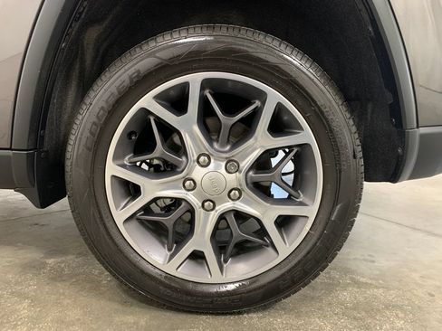 Used 2019 Jeep Grand Cherokee Limited AWD/4WD image 23