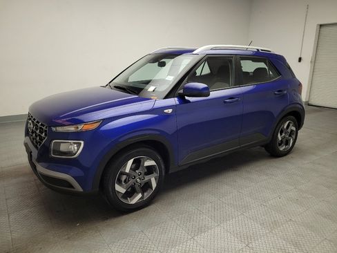 Used 2025 Hyundai Venue SEL image 2