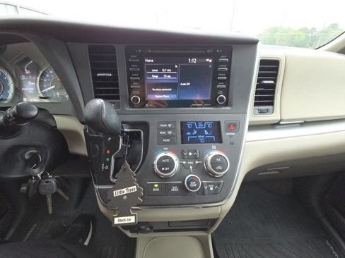 Used 2018 Toyota Sienna LE AWD/4WD image 14