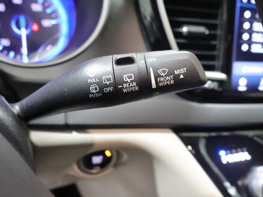 Used 2023 Chrysler Pacifica Touring-L FWD image 32