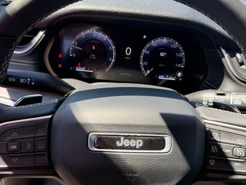 Used 2025 Jeep Grand Cherokee Altitude AWD/4WD image 6