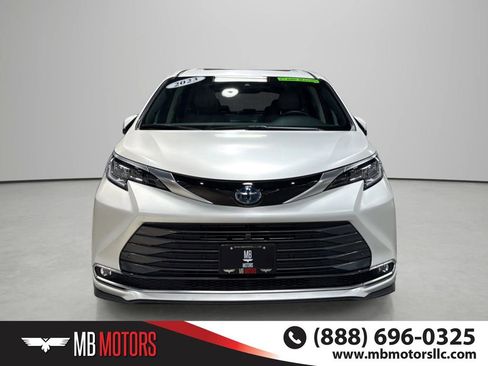 Used 2023 Toyota Sienna Limited AWD/4WD image 2