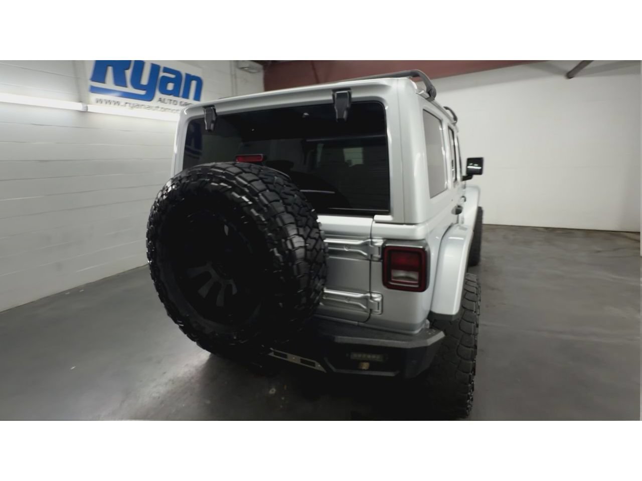 Used 2023 Jeep Wrangler Unlimited Rubicon w/ Cold Weather Group AWD/4WD image 8