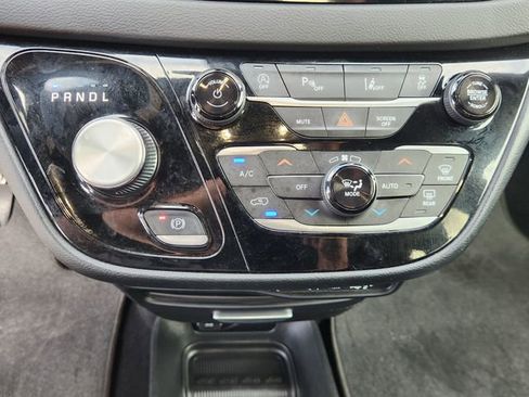 Used 2025 Chrysler Pacifica Select FWD image 18