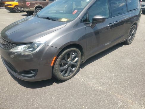 Used 2020 Chrysler Pacifica Touring-L Plus FWD image 2