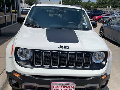 Used 2023 Jeep Renegade Latitude AWD/4WD image 3