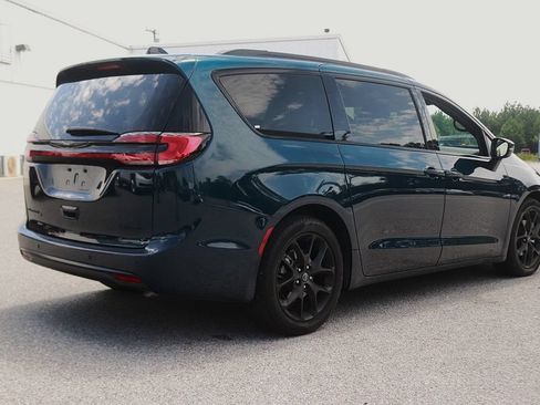 Used 2025 Chrysler Pacifica Limited FWD image 7