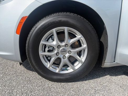 Used 2024 Chrysler Pacifica Touring-L FWD image 26