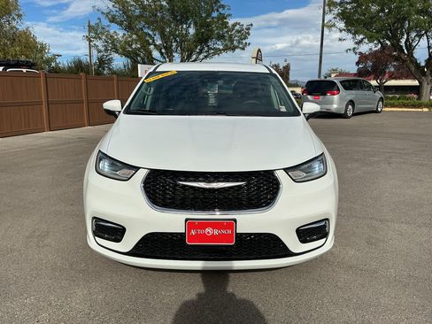 Used 2023 Chrysler Pacifica Touring-L FWD image 2