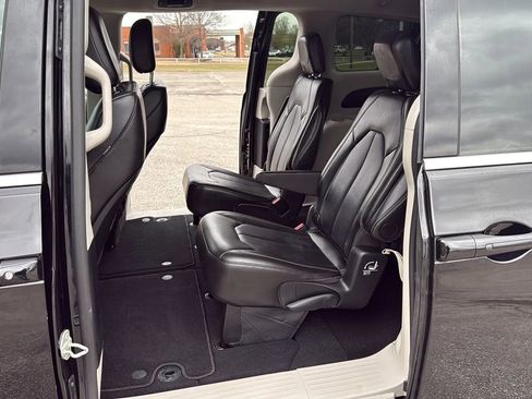 Used 2024 Chrysler Pacifica Touring-L image 10