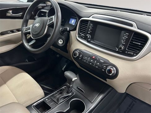 Used 2019 Kia Sorento LX image 10