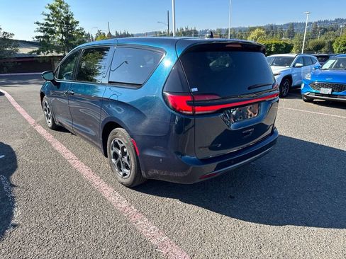 Used 2023 Chrysler Pacifica Limited w/ Uconnect Theater Family Group FWD image 7