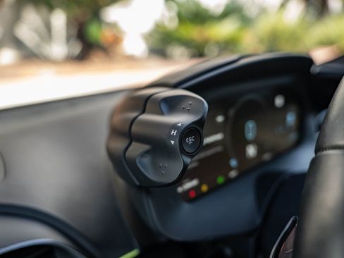 Used 2023 McLaren Artura image 19