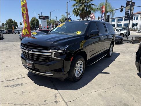 Used 2022 Chevrolet Suburban LT w/ Luxury Package AWD/4WD image 3