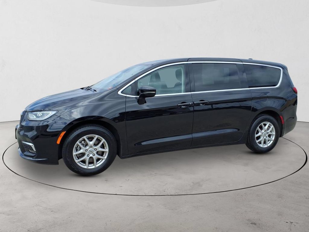 Used 2024 Chrysler Pacifica Touring-L FWD image 8