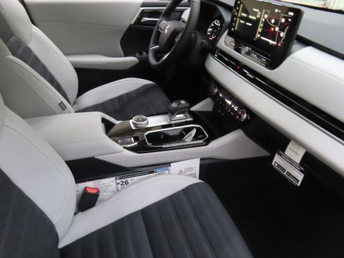 New 2025 Mitsubishi Outlander SE image 24