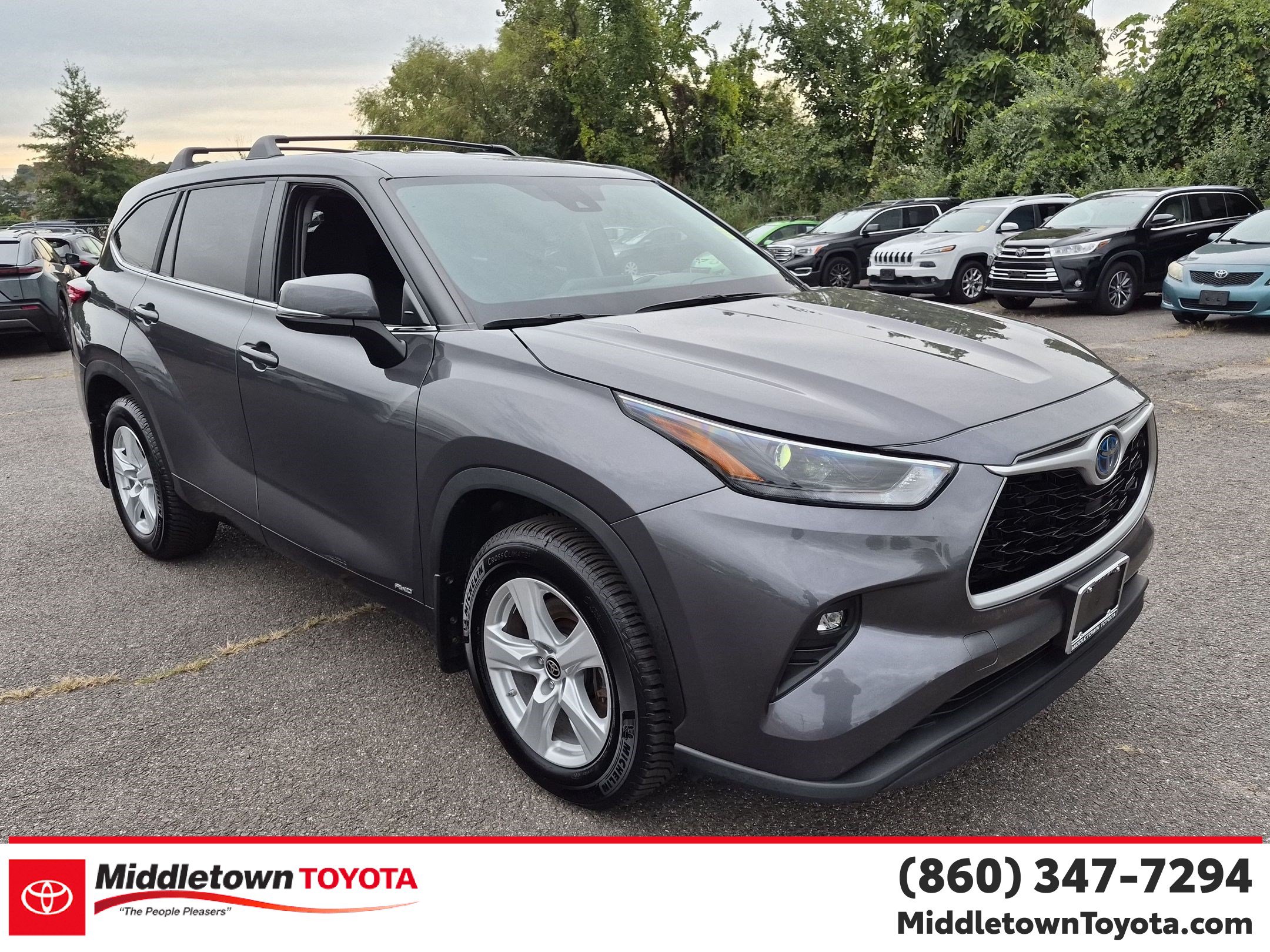 Used 2023 Toyota Highlander LE AWD/4WD image 1