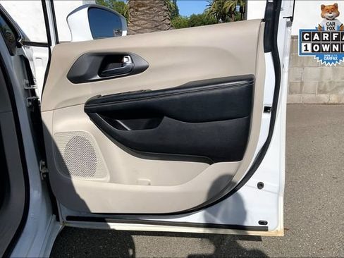 Used 2022 Chrysler Pacifica Touring-L FWD image 23