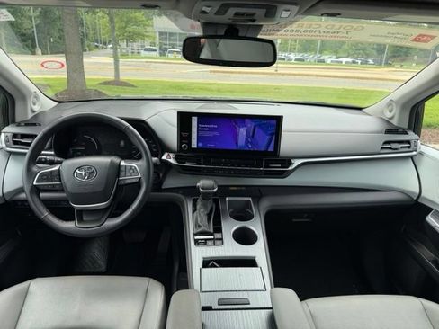 Certified 2025 Toyota Sienna XLE w/ XLE Plus Package AWD/4WD image 9