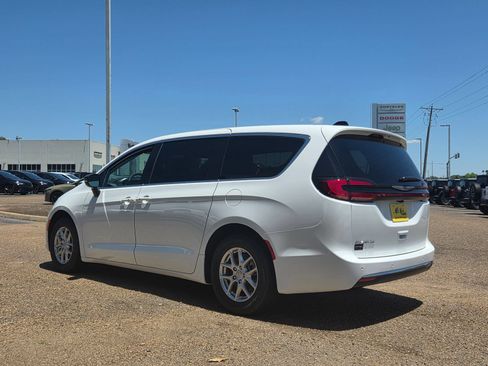 New 2026 Chrysler Pacifica Select FWD image 4