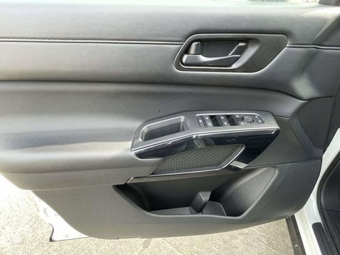 Used 2024 Nissan Pathfinder S image 16